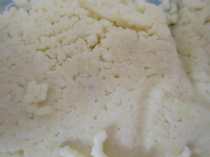 Potravináři odhalili v brněnském supermarketu zkažené sýry. Strouhaný eidam pokrývala zelená plíseň