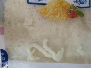 Potravináři odhalili v brněnském supermarketu zkažené sýry. Strouhaný eidam pokrývala zelená plíseň