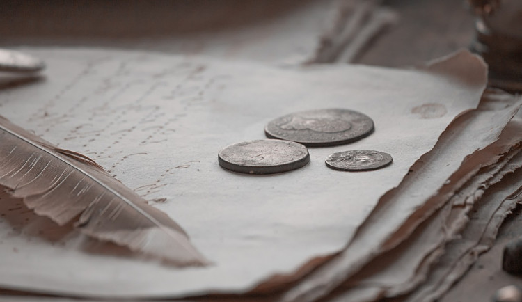 Seniorka ze Znojemska naletěla falešnému sběrateli mincí. Donutil ji za sto tisíc koupit bezcenné kousky