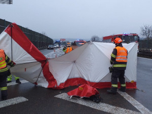 Provoz na D1 u Brna ve směru na Ostravu zastavila nehoda dvou náklaďáků. Jeden z řidičů střet nepřežil