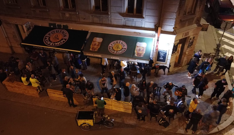 Fanoušci Zbrojovky truchlí. V Brně zavře legendární knajpa, kde se nad pivem lidé bavili o všem
