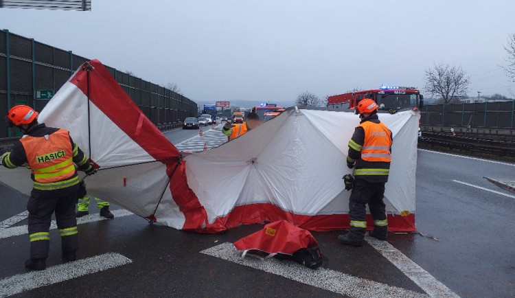 Provoz na D1 u Brna ve směru na Ostravu zastavila nehoda dvou náklaďáků. Jeden z řidičů střet nepřežil