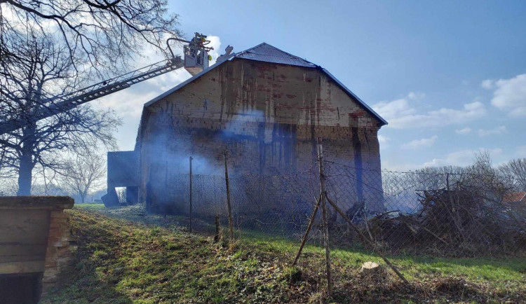 Na Vyškovsku vzplála střecha domu určeného k demolici. Majiteli se vymklo z rukou pálení dřeva