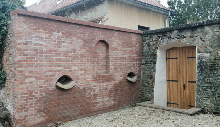 Ve Slavkově u Brna opravili původní hrobku rodu Kouniců. Zatím je prázdná, mohla by sloužit k výstavám