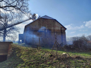 Na Vyškovsku vzplála střecha domu určeného k demolici. Majiteli se vymklo z rukou pálení dřeva