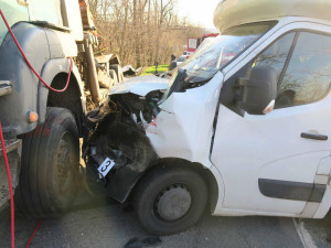 Odtahovka vezla nepojízdný kamion plný dřeva. Vůz se v kopci uvolnil a smetl další auta