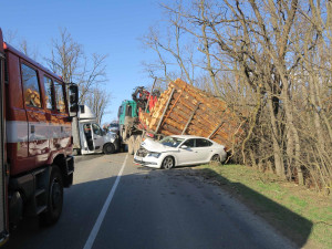Odtahovka vezla nepojízdný kamion plný dřeva. Vůz se v kopci uvolnil a smetl další auta