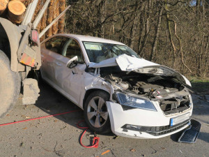 Odtahovka vezla nepojízdný kamion plný dřeva. Vůz se v kopci uvolnil a smetl další auta