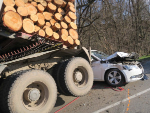 Odtahovka vezla nepojízdný kamion plný dřeva. Vůz se v kopci uvolnil a smetl další auta