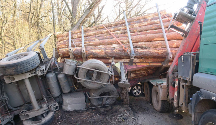 Odtahovka vezla nepojízdný kamion plný dřeva. Vůz se v kopci uvolnil a smetl další auta