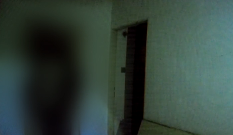 VIDEO: Pár Brňanů se psem se zabydlel v cizím domě. V místnosti si udělali táborák