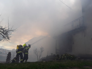 Hořel rodinný dům na Hodonínsku, jeden člověk se nadýchal kouře
