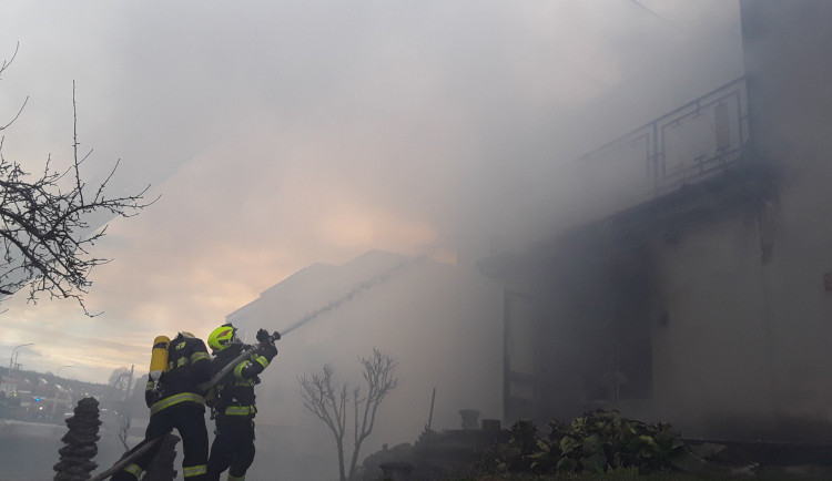 Hoří rodinný dům na Hodonínsku, jeden člověk se nadýchal kouře