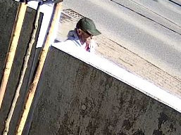 VIDEO: Kamery zachytily muže, jak krade nářadí. Pátrá po něm policie