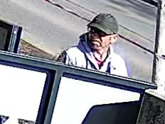 VIDEO: Kamery zachytily muže, jak krade nářadí. Pátrá po něm policie