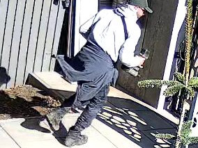 VIDEO: Kamery zachytily muže, jak krade nářadí. Pátrá po něm policie