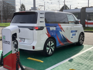 Brněnské seniorbusy mají novou posilu. Dovezou důchodce k lékaři, na nákup i do divadla