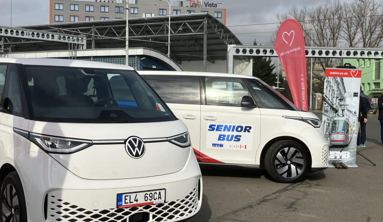Brněnské seniorbusy mají novou posilu. Dovezou důchodce k lékaři, na nákup i do divadla