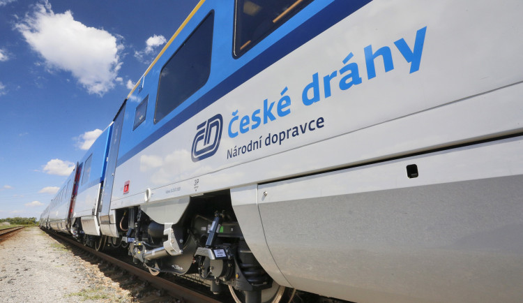 Koleje na trati u Brna jsou zničené a poškodily kola vlaků. Dopravce musel přerušit provoz
