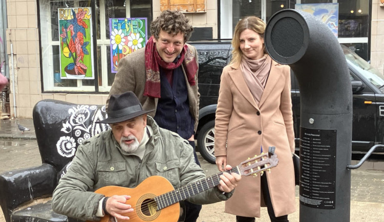 Poblíž brněnské Káznice vyvěrá poesiomat. Oslavuje romskou kulturu a připomíná bolavou minulost
