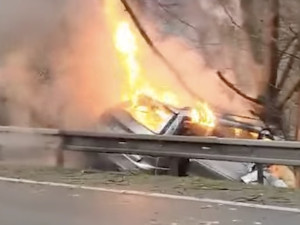 VIDEO: Žena usnula za volantem, její auto po nehodě skončilo v plamenech