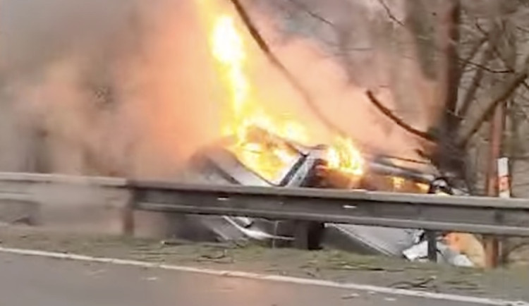 VIDEO: Žena usnula za volantem, její auto po nehodě skončilo v plamenech
