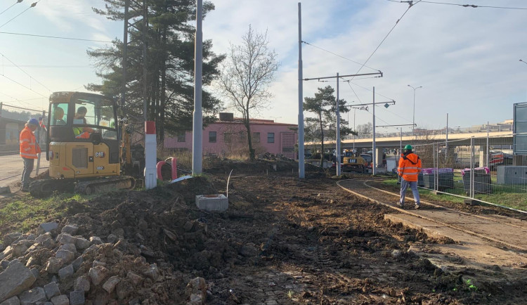 Dělníci připravují terén pro nové nádraží v Králově Poli. Budova půjde v létě k zemi, do dvou let vyroste nová