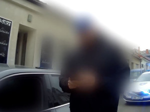 VIDEO: Muž parkoval na chodníku, pak zuřil před strážníky. Jeho dcera zoufale křičela, ať přestane