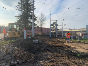 Dělníci připravují terén pro nové nádraží v Králově Poli. Budova půjde v létě k zemi, do dvou let vyroste nová