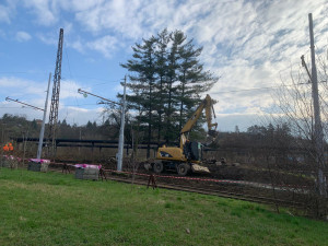 Dělníci připravují terén pro nové nádraží v Králově Poli. Budova půjde v létě k zemi, do dvou let vyroste nová