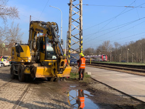 Dělníci připravují terén pro nové nádraží v Králově Poli. Budova půjde v létě k zemi, do dvou let vyroste nová