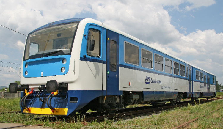 Potíže na trati u Brna působil výškový rozdíl kolejnic. Vadný spoj poškodil kola několika vlakům