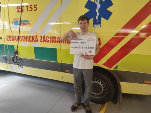 Zachránili život cyklistovi, kterého v Brně srazilo auto. Teď jim věnoval přes sto tisíc na hračky pro děti