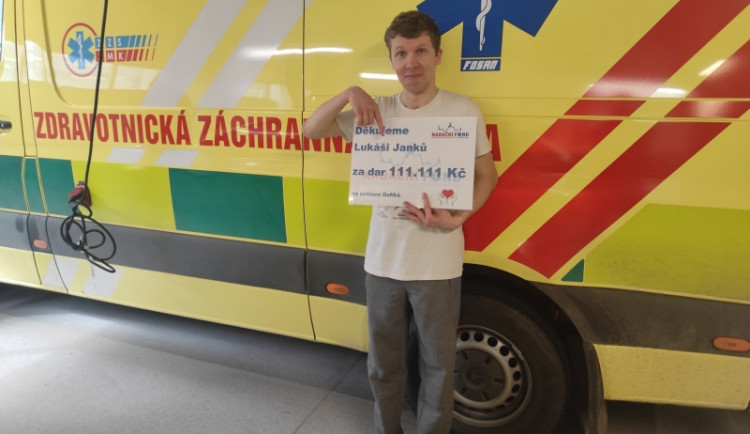 Zachránili život cyklistovi, kterého v Brně srazilo auto. Teď jim věnoval přes sto tisíc na hračky pro děti