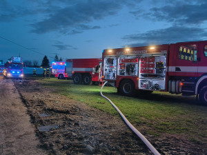 Požár zasáhl chov prasat. Prasnice i selata, kterých bylo v objektu skoro pět set, jsou v pořádku
