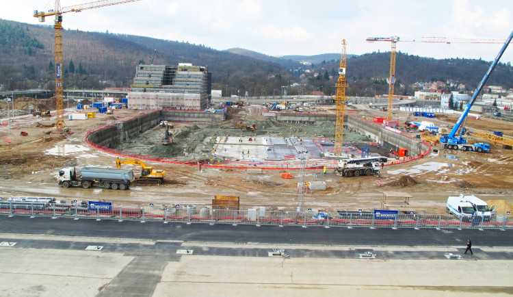 Stavba brněnské arény za šest miliard pokračuje. Buduje se železobetonová podzemní konstrukce