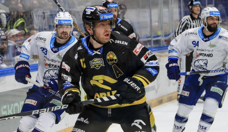 Lední medvěd na dresu Kometě štěstí zatím nepřinesl. V prvním čtvrtfinále prohrála po nájezdech