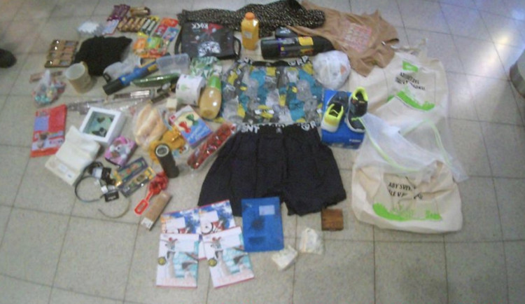 Žena zašla s velkým nákupem do převlékací kabinky. Tam si zboží nastrkala do kapes a pod oblečení