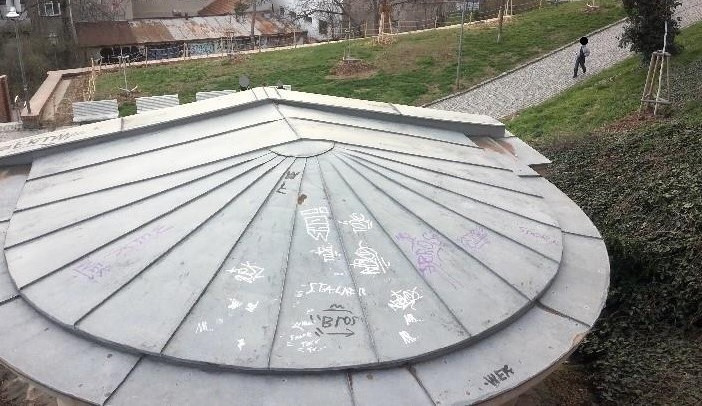 Sprejeři si vzali do parády brněnskou památku. Podpis podezřelých strážníci odhalili i na dalších místech po městě