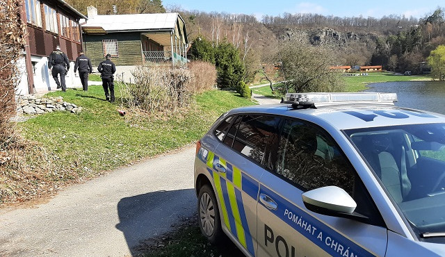 Policisté kontrolovali chaty u Vranovské přehrady. Chataři se po zimě pomalu vracejí