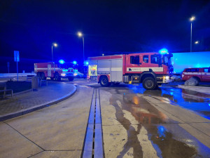 Na dálničním odpočívadle u Brna vzplál kamion. Řidič v kabině zemřel