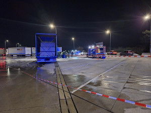 Na dálničním odpočívadle u Brna vzplál kamion. Řidič v kabině zemřel