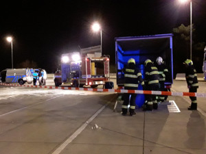 Na dálničním odpočívadle u Brna vzplál kamion. Řidič v kabině zemřel