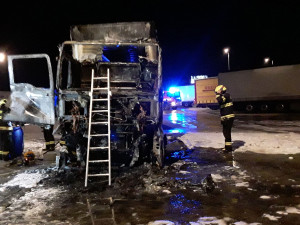 Na dálničním odpočívadle u Brna vzplál kamion. Řidič v kabině zemřel