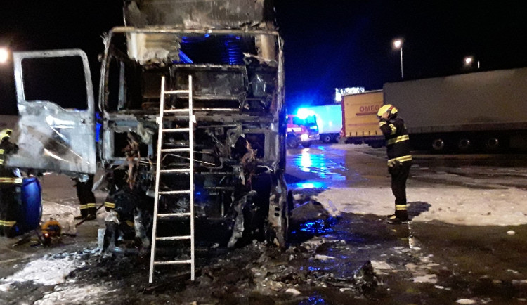 Na dálničním odpočívadle u Brna vzplál kamion. Řidič v kabině zemřel
