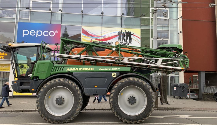 size3-17085956424128-60-video-jihomoravsti-zemedelci-se-pridali-k-protestum-projeli-brnem-a-zamirili-na-hranice