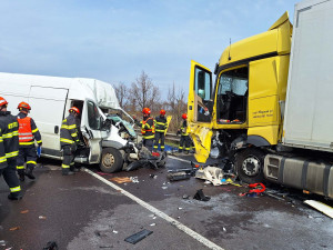 Na Břeclavsku se srazila dodávka s kamionem. Jeden z řidičů nehodu nepřežil