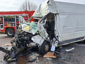 Na Břeclavsku se srazila dodávka s kamionem. Jeden z řidičů nehodu nepřežil