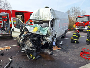 Na Břeclavsku se srazila dodávka s kamionem. Jeden z řidičů nehodu nepřežil