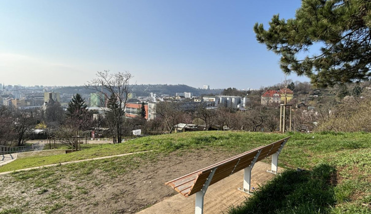 Vyhlídka na Žlutém kopci dostala nový kabát. Je rozšířená o dvě zahrádky